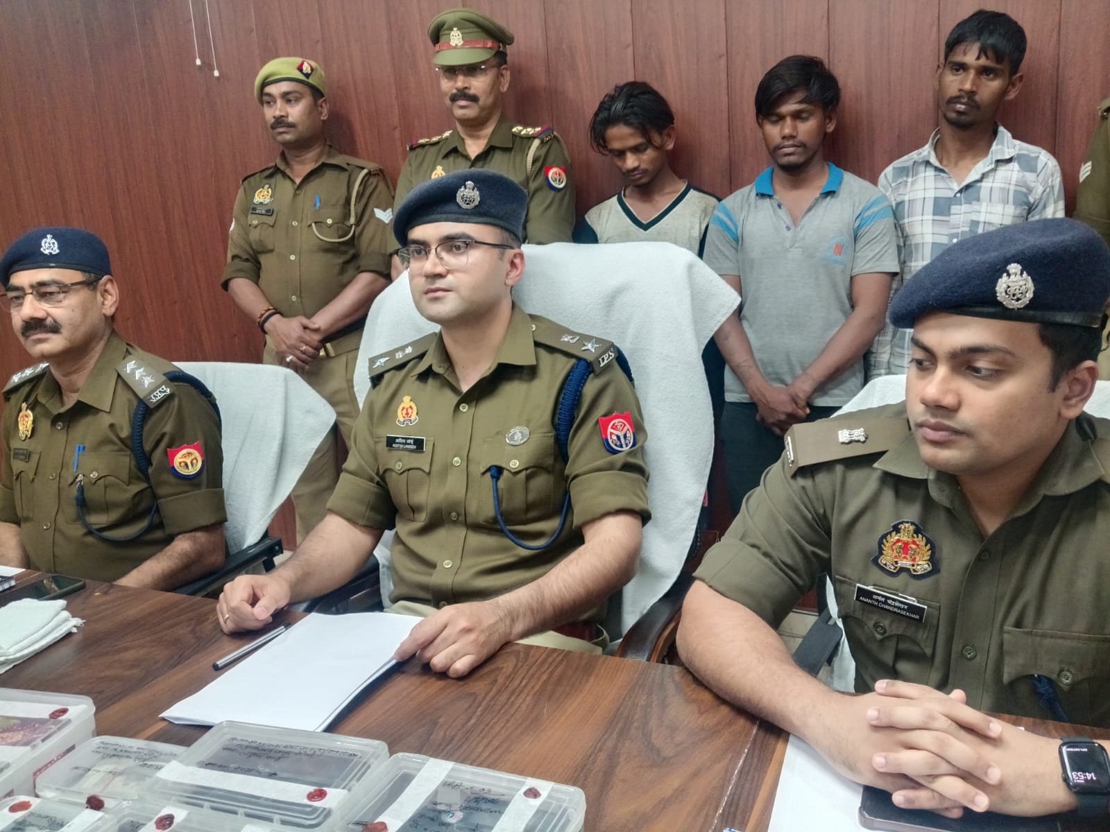 झपटमार गिरोह पर मुगलसराय पुलिस का शिकंजा: दो बाल अपचारी समेत‌ तीन गिरफ्तार, 17 मोबाइल, मंगलसूत्र और दो बाइक बरामद. घटना को अंजाम देने का तरिका जान कर आप भी रह जायेंगे हैरान