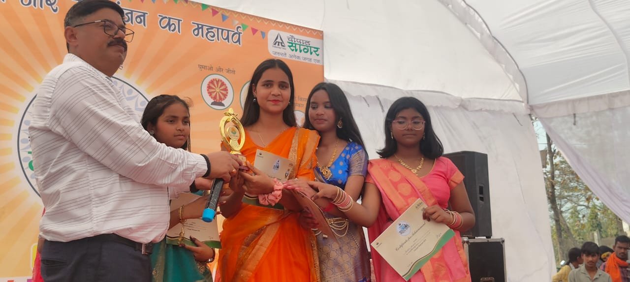 प्रयाग इंटरनेशनल विद्यालय के छात्रों ने चौपाल महोत्सव में किया अद्भुत प्रदर्शन: प्रथम स्थान प्राप्त कर किया क्लीन स्वीप, विद्यालय परिवार का मान बढ़ाया