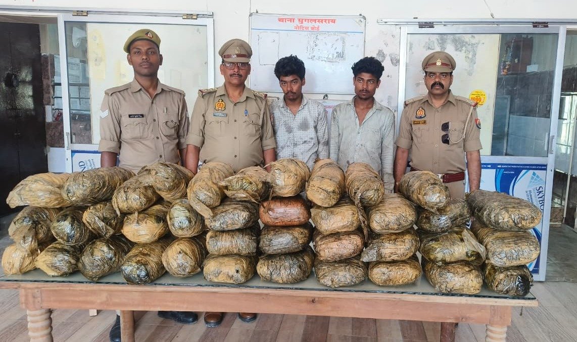 मुग़लसराय कोतवाली पुलिस ने 2 गांजा तस्कर किया गिरफ्तार: 38 किलो अवैध गांजा बरामद, मैजिक वाहन से ड्रम में भरकर गांजा करते थे सप्लाई