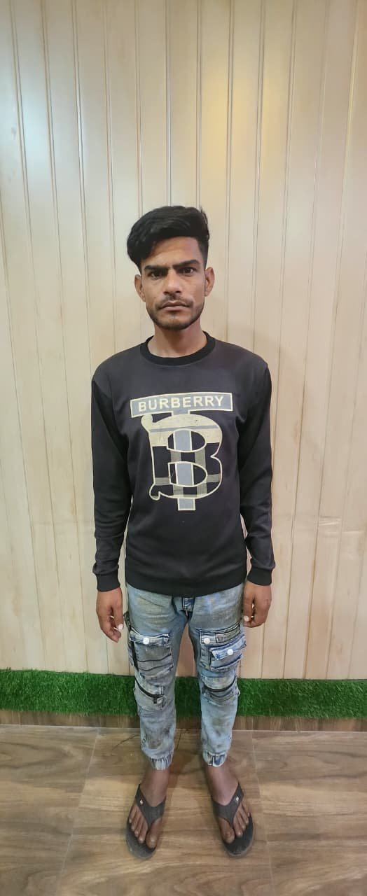 Chandauli News : चंदौली के सदर थाने से जुड़े 50 हजार के इनामी बदमाश को एसटीएफ ने पकड़ा: लंबे समय से फ़रार चल रहा था एजाज