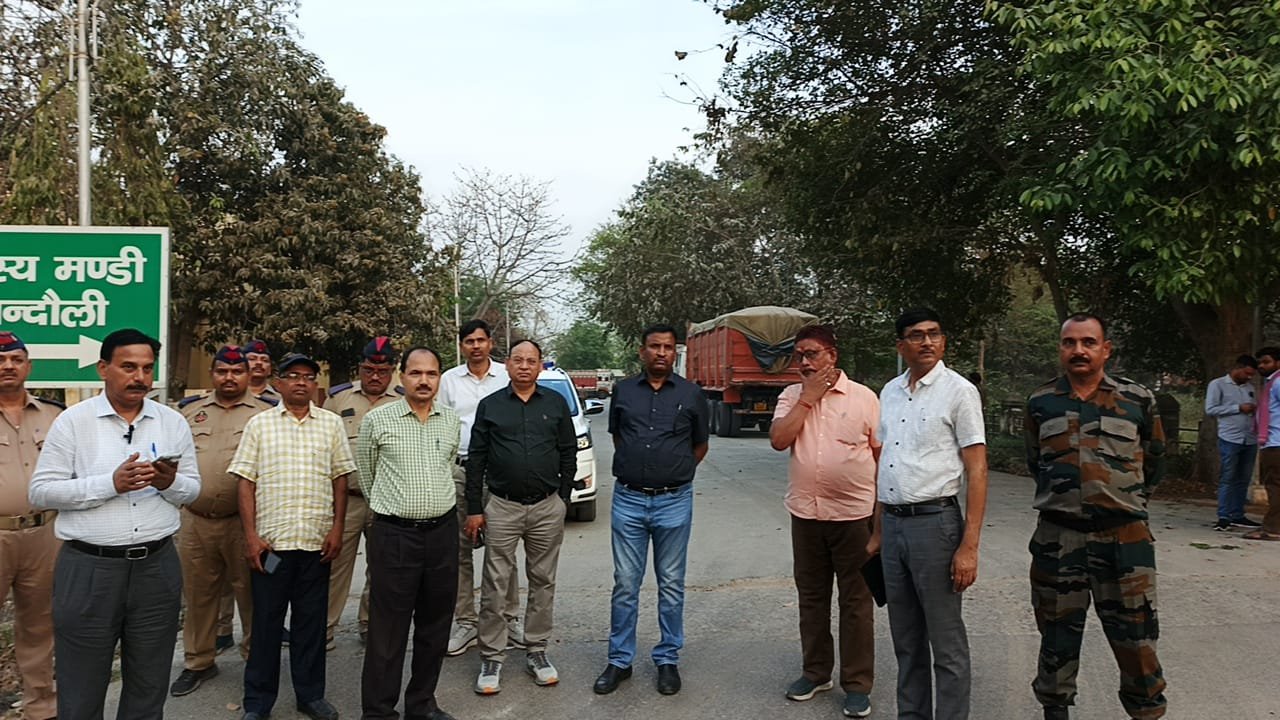 Chandauli News : चंदौली में आरोपों से घिरे एआरटीओ का एक्शन: ओवरलोडिंग में 15 वाहनों को किया सीज, 20 का चालान, चंदौली से अब नहीं गुजरेंगी ओवरलोड वाहन