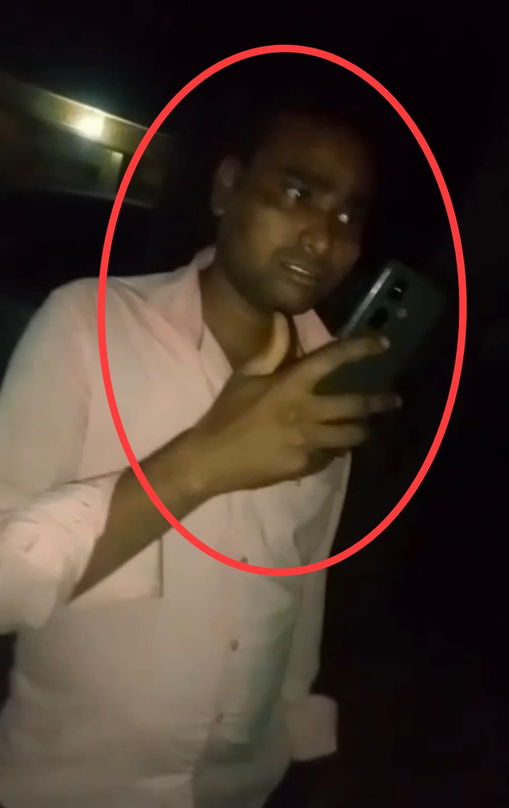 चंदौली में नशे में धुत डायल 112 सिपाही का उत्पात, दुकानदार को धमकाया. बिना पैसा दिए मांग रहा था सामान. सोशल मीडिया पर वीडियो हुआ वायरल