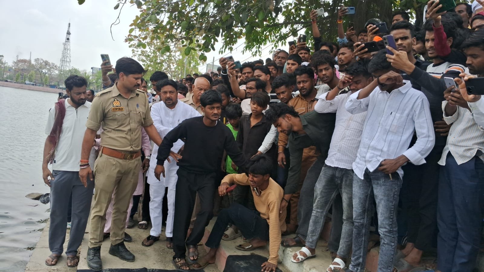 Chandauli News : चंदौली तालाब में उतराया मिला युवक का शव, 20 मार्च की रात घर से गायब था युवक, शव मिलने से फैली सनसनी, पुलिस कर रही छानबीन 
