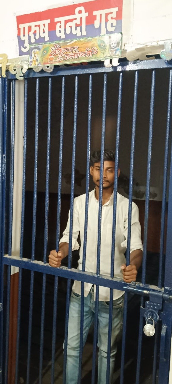 सकलडीहा इंटर कॉलेज के पास लड़कियों से छींटाकशी करने वाले युवक को पुलिस ने गिरफ्तार कर भेजा जेल