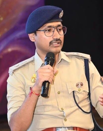 युवा IPS आकाश पटेल को चंदौली जिले का कमान: सख्त छवि और मानवीय दृष्टिकोण के लिए हैं चर्चित, साधारण परिवार से निकलकर तय किया आईपीएस बनने का सफर… आप भी जाने कौन हैं जिले के नए कप्तान