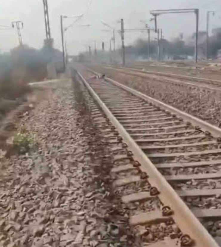 मिर्जापुर के कैलहट स्टेशन के पास रेलवे ट्रैक पर लोहा रख स्पेशल ट्रेन पलटाने की कोशिश: आपात ब्रेक लगा कर सौ मीटर पहले चालक ने रोकी ट्रेन, जांच में जुटी आरपीएफ/जीआरपी की टीम