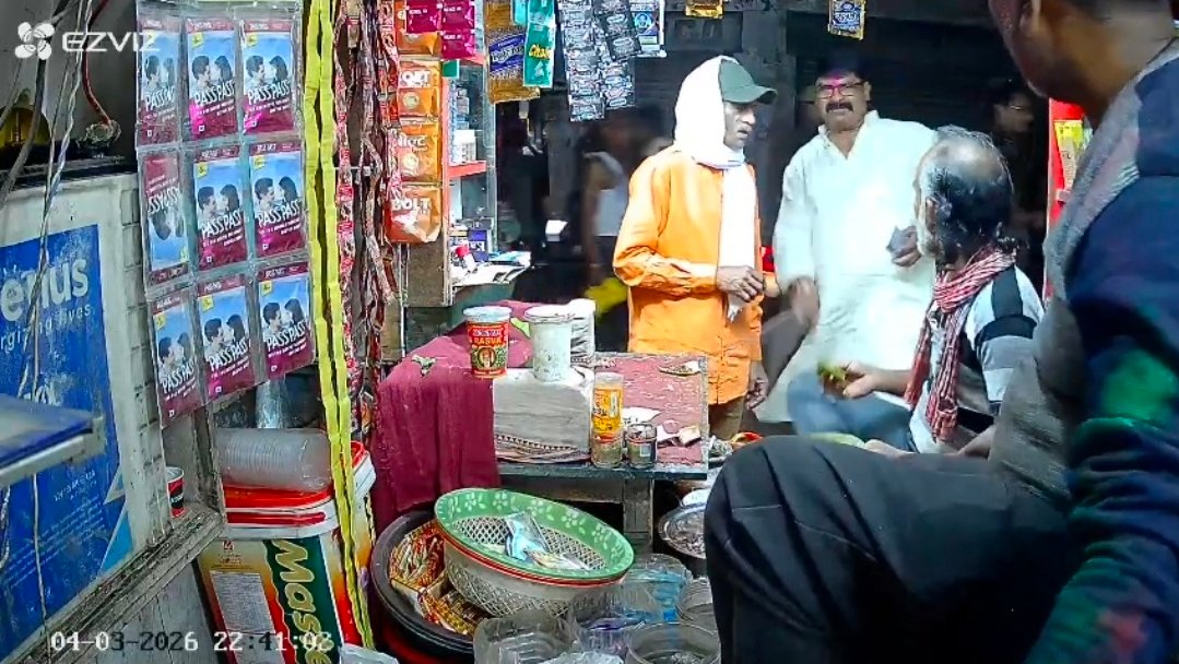 सफेद कुर्ते में ‘हिटलर स्टाइल’ में पहुंचे GRP इंस्पेक्टर: पान की दुकान पर बरसाए डंडे, CCTV में कैद हुई हरकत, घटना का वीडियो सोशल मीडिया पर वायरल, जीआरपी इंस्पेक्टर के हरकत की हो रही चर्चा, पढ़ें पूरी खबर P-7 न्यूज पर