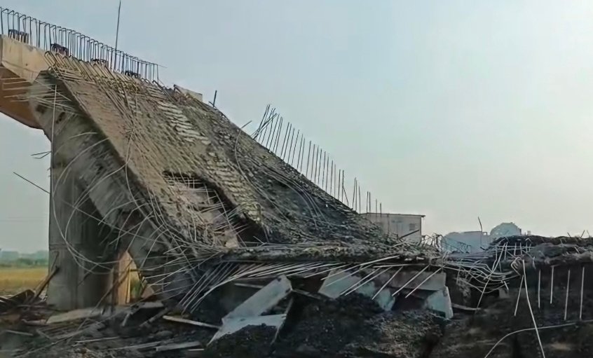 चंदौली में बड़ा निर्माण हादसा: रेलवे ओवरब्रिज का स्लैब ढहने से एक मजदूर घायल, पूर्व विधायक ने भ्रष्टाचार का लगाया आरोप, पढ़े पूरी खबर P-7 न्यूज पर