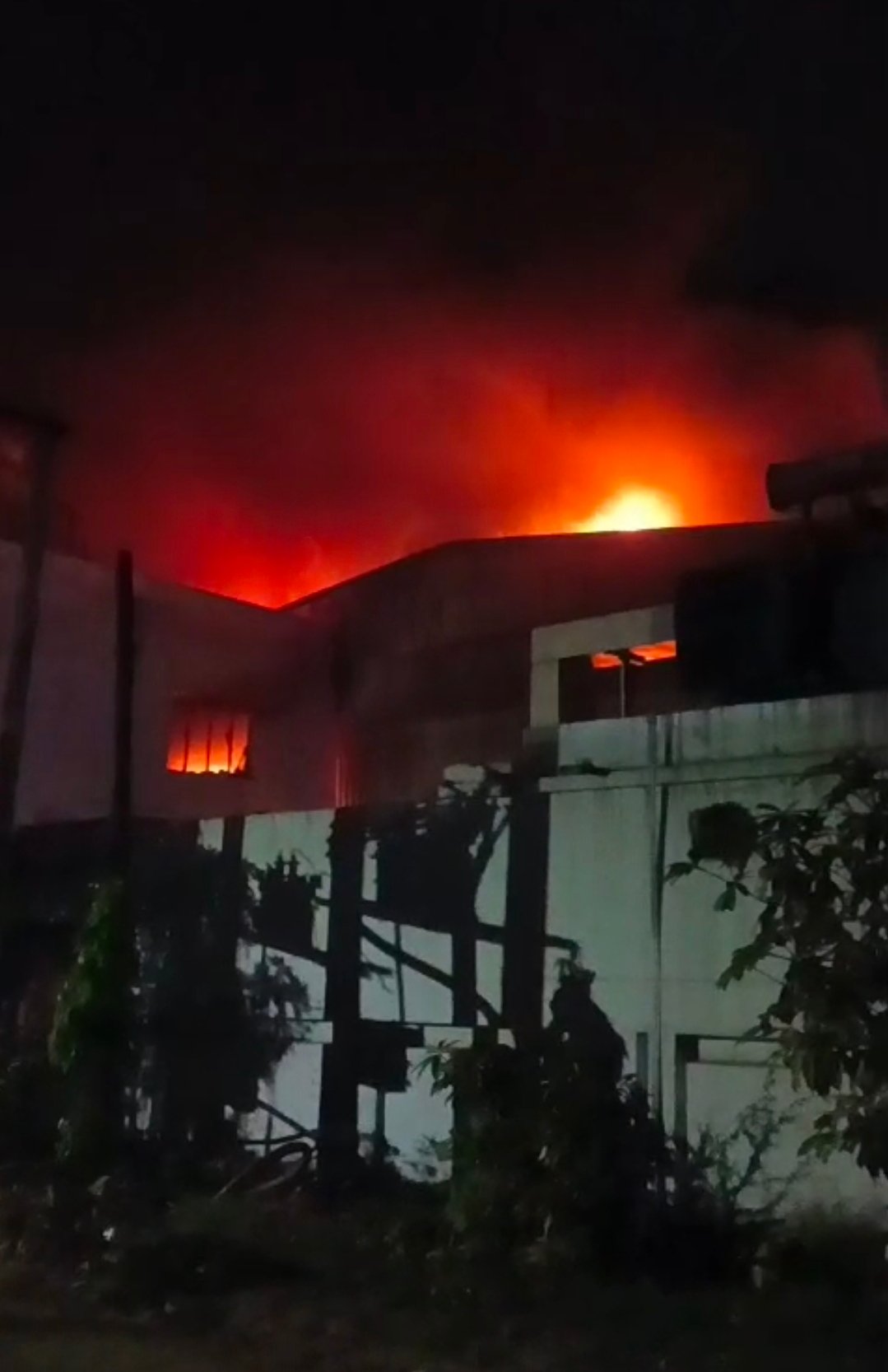 Chandauli Fire: बोरा फैक्ट्री में लगी भीषण आग, फायर बिग्रेड की तीन गाड़ियां आग बुझाने में जुटी, लाखों के सामान के नुकसान का अनुमान