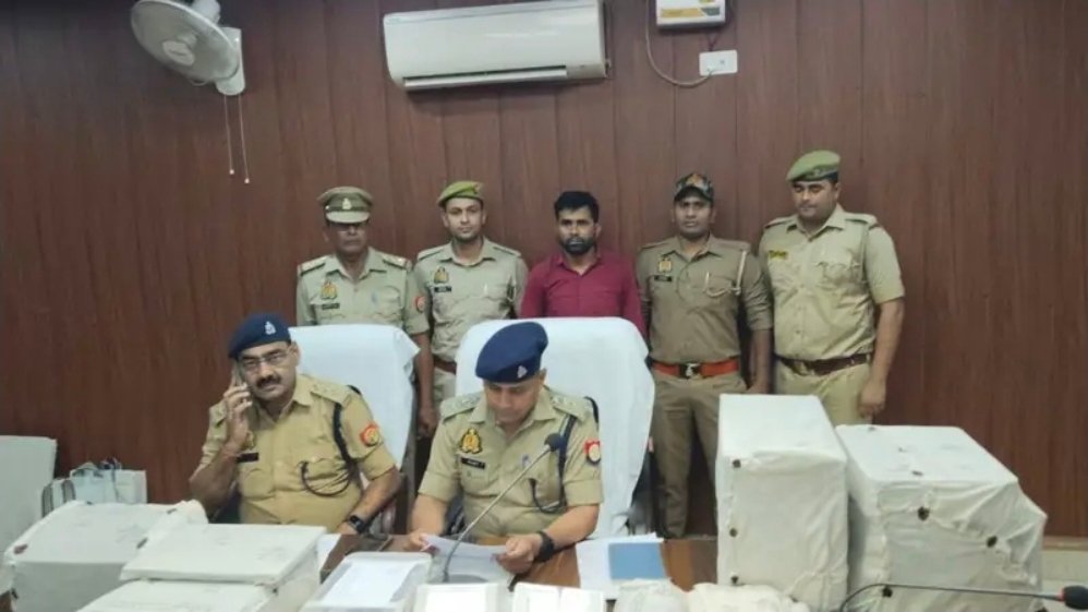 अलीनगर में नकली नोट छापने वाले गिरोह का पर्दाफाश: पुलिस ने एक आरोपित सहित दो बाल अपचारी को गिरफ्तार किया