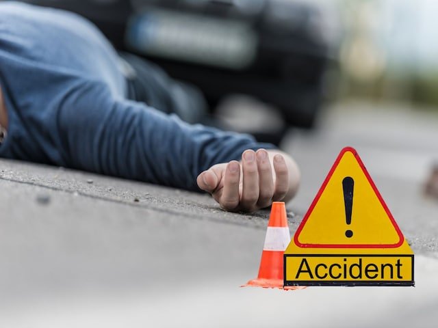 Chandauli News : सड़क दुर्घटना में घायल वृद्ध की इलाज के दौरान ट्रामा सेंटर में हुई मौत: परिजनों में मचा कोहराम, डीसीएम की चपेट में आने से हुए थे गंभीर