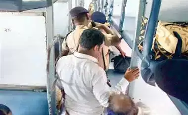 Chandauli News : ट्रेनों में अभियान चलाकर 17 सौ से अधिक बेटिकट यात्री पकड़े गए: पौने दस लाख रुपये जुर्माना वसूला