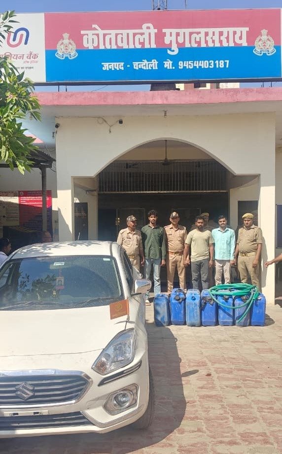 Chandauli News: मुगलसराय कोतवाली पुलिस ने शातिर गैंग का किया खुलासा: हाईवे पर खड़े ट्रकों को बनाते थे निशाना, लग्जरी कारों से पहले करते थे रेकी. रात के सन्नाटे में पाइप डाल उड़ाते थे डीजल
