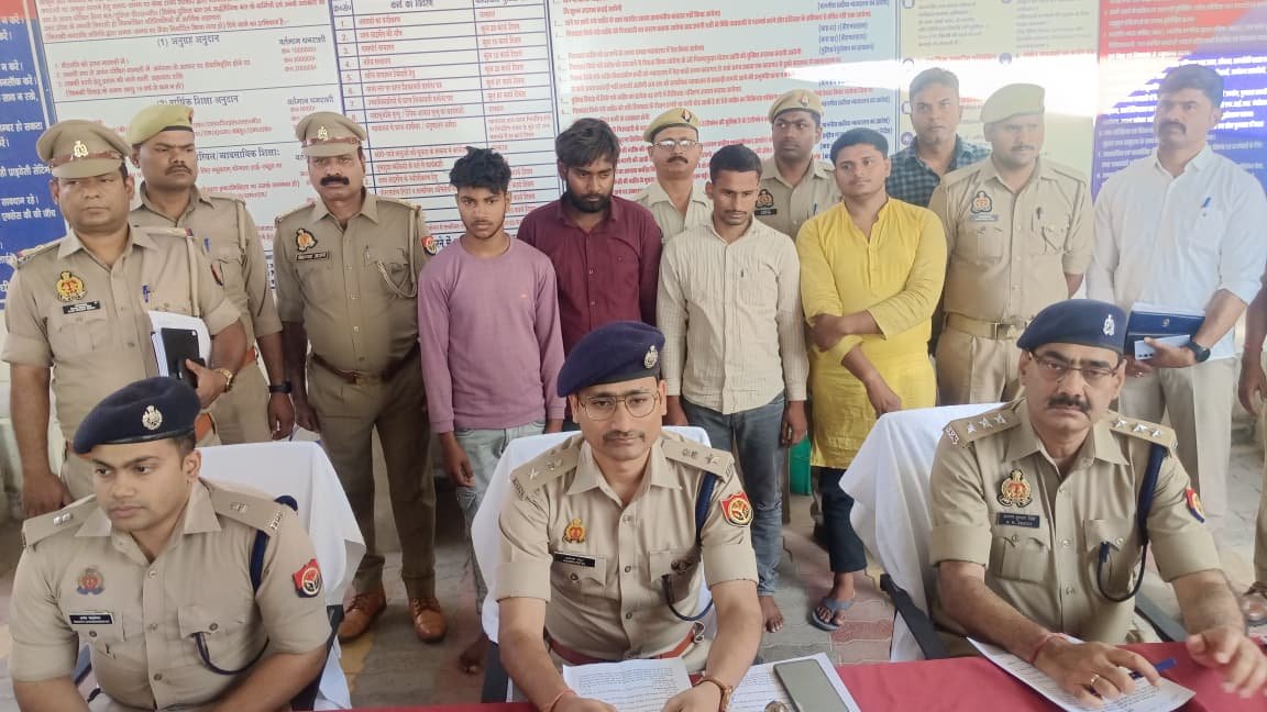 Chandauli News: सगे भाइयों ने मिलकर रची थी लूट की साजिश, व्यापारी से लूटकांड का मुगलसराय कोतवाली पुलिस ने किया खुलासा