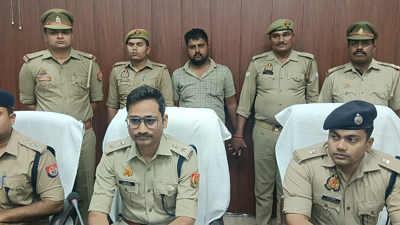 Chandauli News: चंदौली पुलिस की साख पर फिर सवाल: पशु तस्करी में वांछित सिपाही सत्येंद्र यादव गिरफ्तार, आरोपी का भाई भी जा चुका है जेल