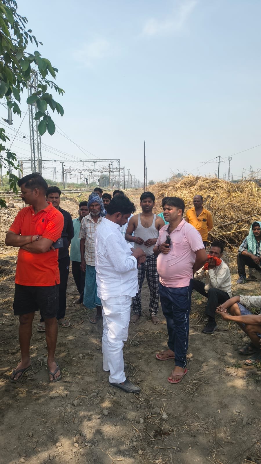 चंदौली में महिला ने ट्रेन के आगे कूदकर की आत्महत्या: मानसिक रूप से बीमार थी, घर से बिना बताए निकली थी, पुलिस ने शव पोस्टमार्टम के लिए भेजा