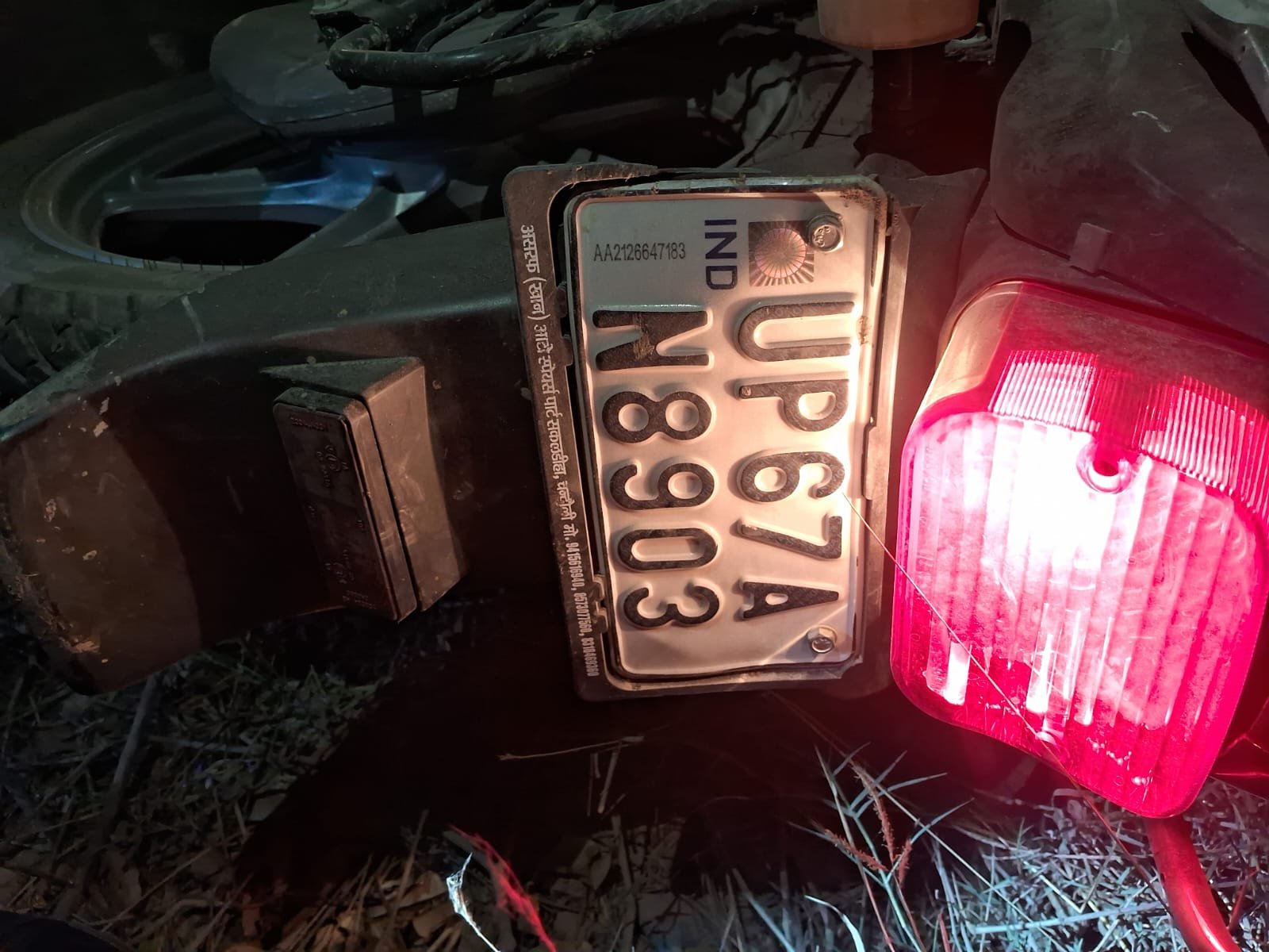 चंदौली के भोजापुर में कुत्ते को बचाने के फेर में मोटरसाइकिल गिरी: बाइक सवार महिला की मौत, भाई गंभीर, जिला अस्पताल में चल रहा इलाज