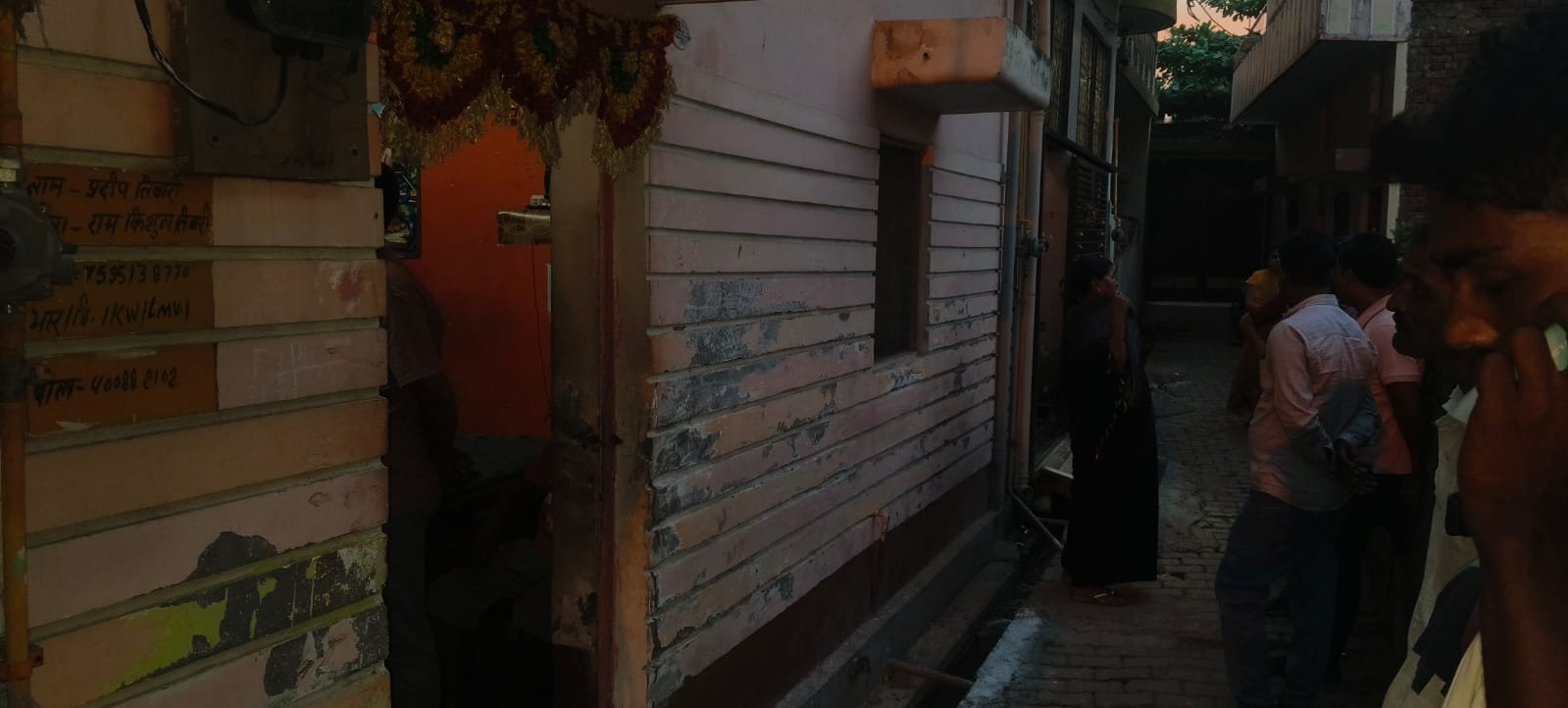 मुग़लसराय में संदिग्ध हाल में युवक ने फंदा लगाकर सुसाइड किया: पड़ोसियों ने पुलिस को दी सूचना, पत्नी को सुबह मायके छोड़कर आया था