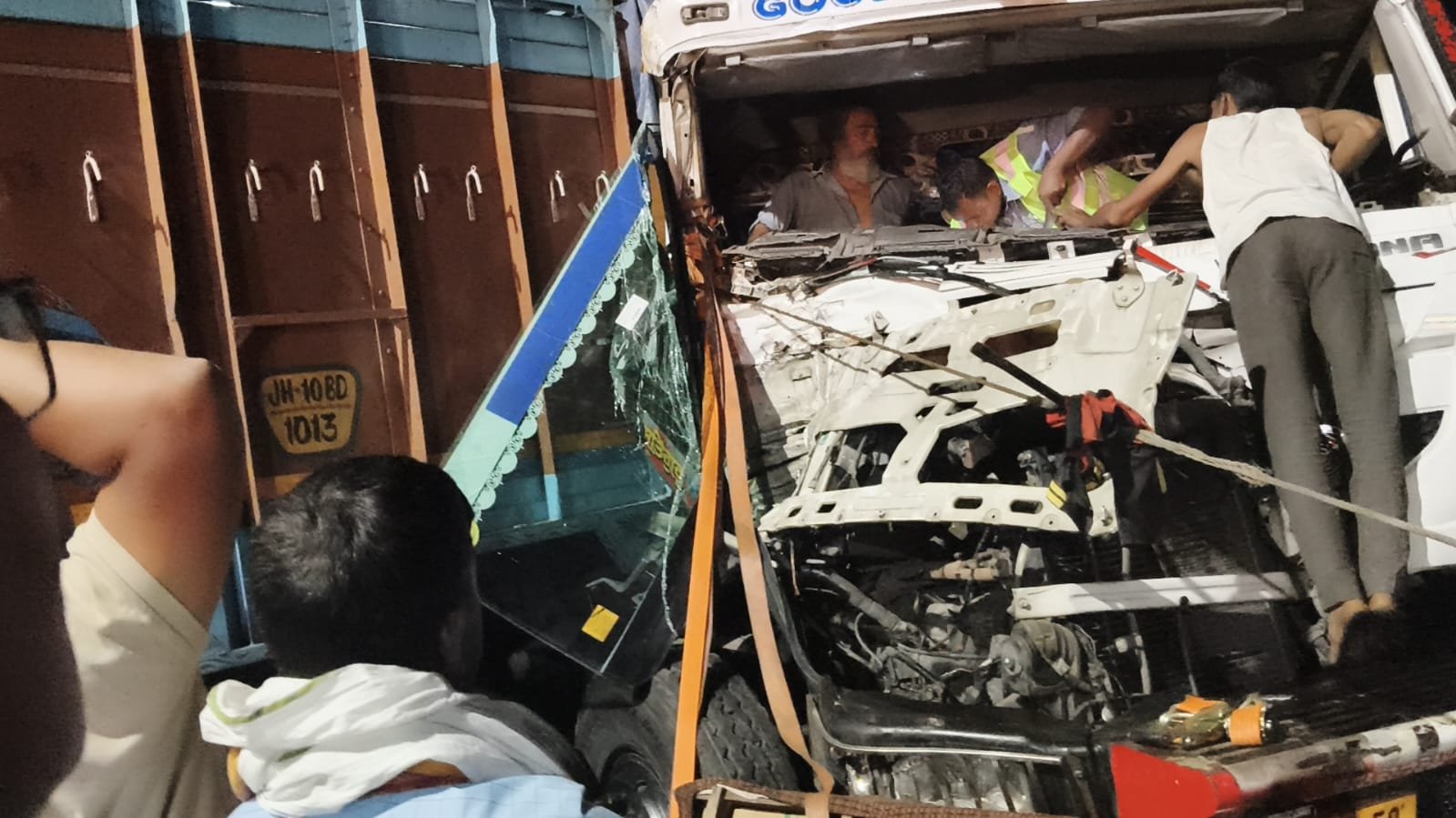 चंदौली के सैयदराजा में झपकी आने पर डिवाइडर पर चढ़ी ट्रक: पीछे से आ रही ट्रेलर ने मारी जोरदार टक्कर, घंटों फसा रहा चालक