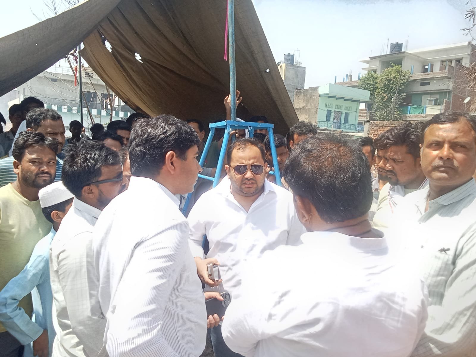 चंदौली में PWD की जमीन पर कब्जे का आरोप: कब्रिस्तान की आड़ में अवैध कब्जे का प्रयास, मौके पर पहुँचे SDM ने जमीन से कब्ज़ा हटवाया