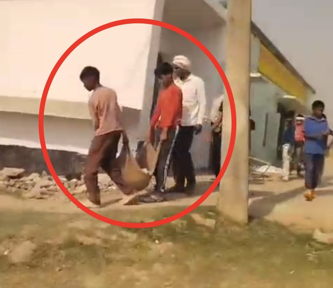 Chandauli News: चंदौली में बच्चों से बालू ढुलवाने वाले प्रधानाचार्य को बीएसए ने किसा सस्पेंड, वीडियो वायरल होने के बाद P-7 न्यूज ने प्रकाशित की थी प्रमुखता से खबर… पढ़े पूरा मामला