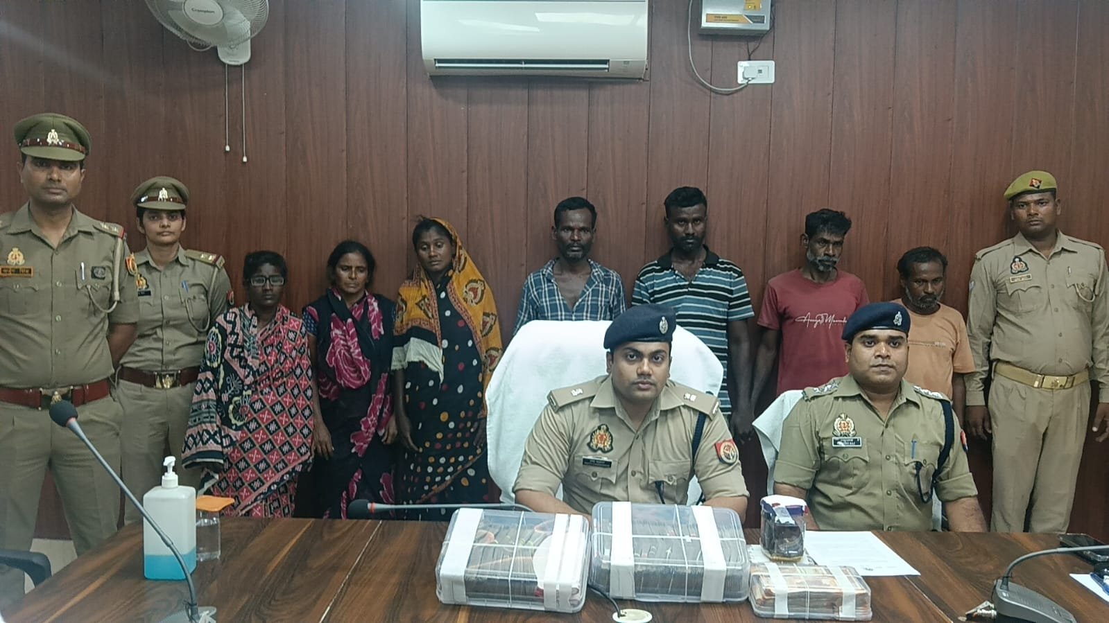 चंदौली पुलिस की टप्पेबाजी मामलों में अबतक की बड़ी सफलता: चकिया में सर्राफा कारोबारी से 16 लाख टप्पेबाजी 12 घंटे में खुलासा; अन्तर्राज्यीय घुमन्तू गिरोह के 7 सदस्य गिरफ्तार, एक बाल अपचारी भी धराया