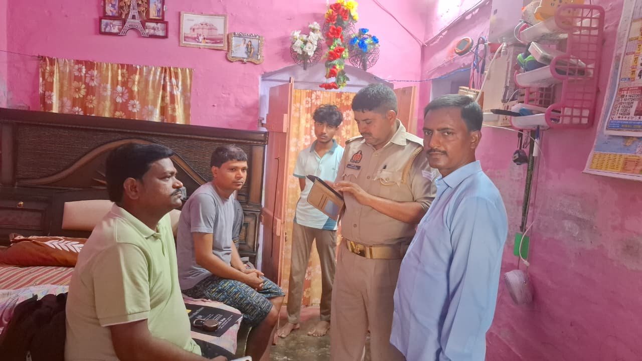 Chandauli News: चंदौली में बंद क्वार्टर से लाखों की चोरी: एक लाख के जेवरात नगदी सहित बाइक उठा ले गए चोर, शादी समारोह में शामिल होने गांव गया था परिवार