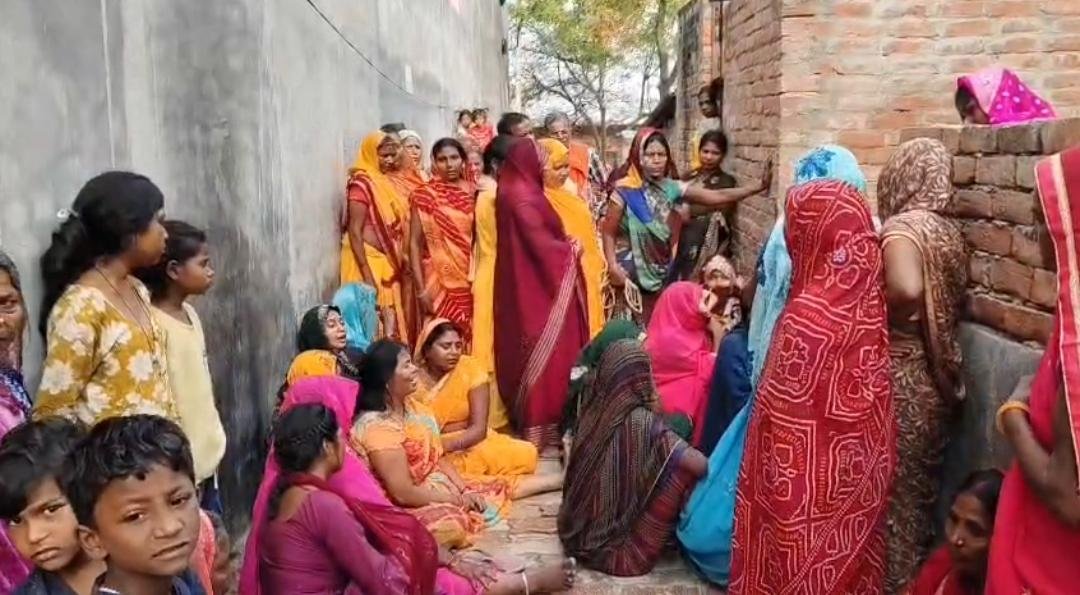 Chandauli News: अलीनगर के कुछमन में सड़क हादसे में युवक की मौत: रेलवे ट्रैक स्लीपर से टकराई बाइक, पटरी पर सिर के बल गिरा युवक, हुईं मौत, दूसरा गंभीर