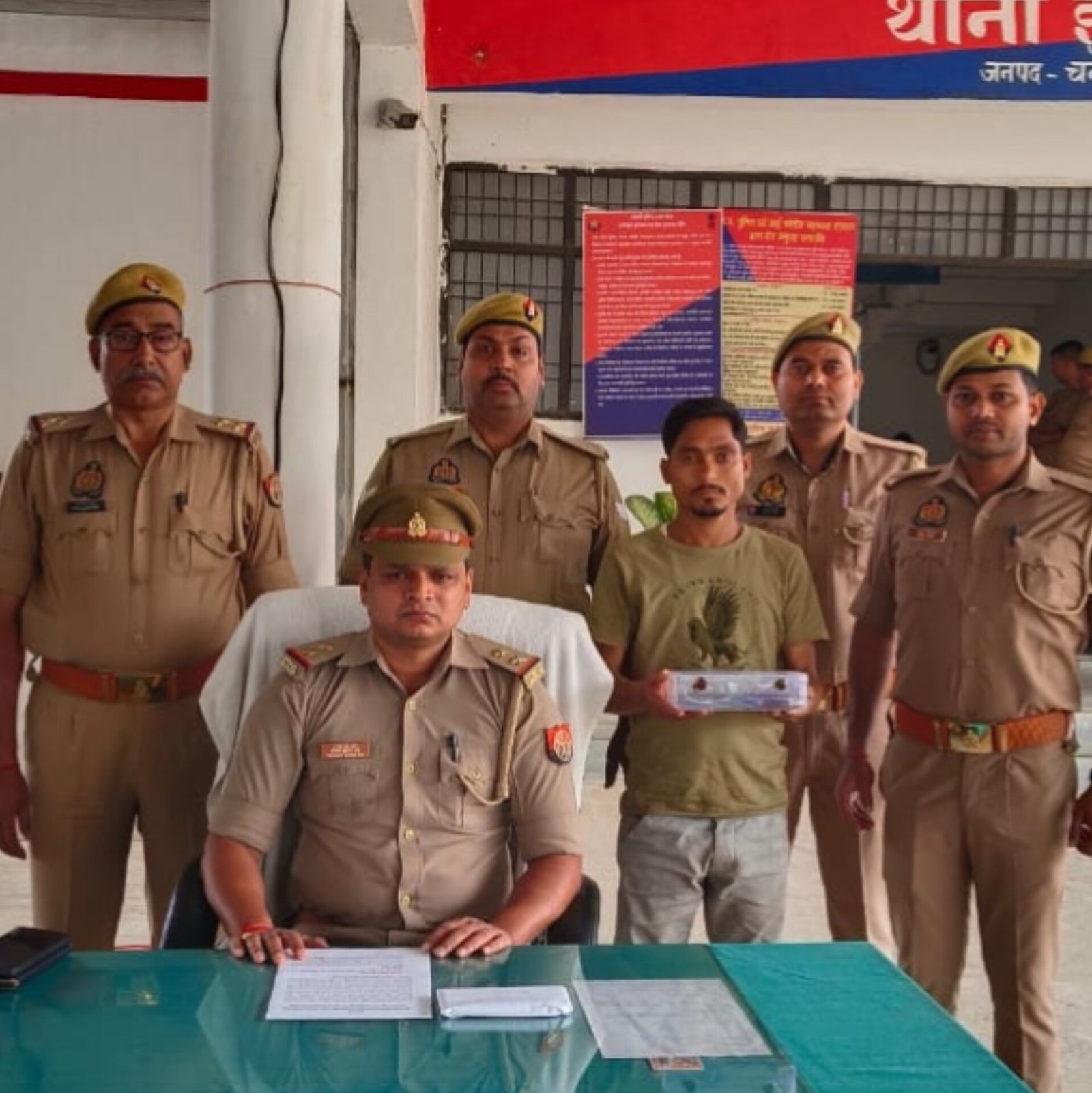 28 साल के अंतर्राज्यीयगौ-तस्कर भगवान पर दो जिलों में घोषित था 75 हजार का इनाम: इलिया पुलिस ने दबोचा, तमंचा, कारतूस, मोबाइल और कैश बरामद