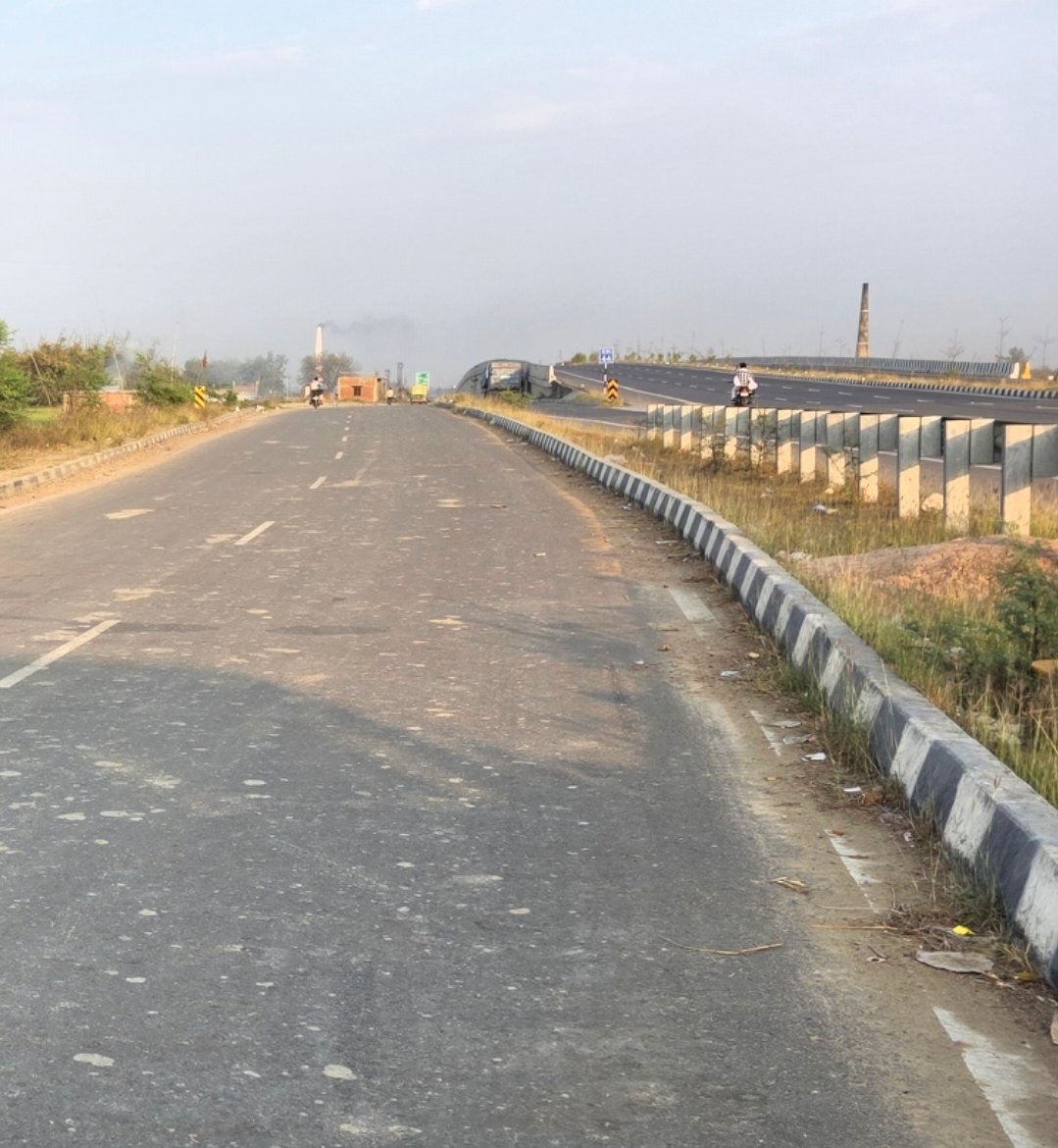 Chandauli News: चंदौली में मैजिक सवार व्यापारी को चापड़ से धमकाकर 45 हजार लूट ले गए बाइक सवार बदमाश: 18 घंटे तक सीमा विवाद उलझी रही पुलिस, बदमाशों का पता नहीं लगा पाई पुलिस