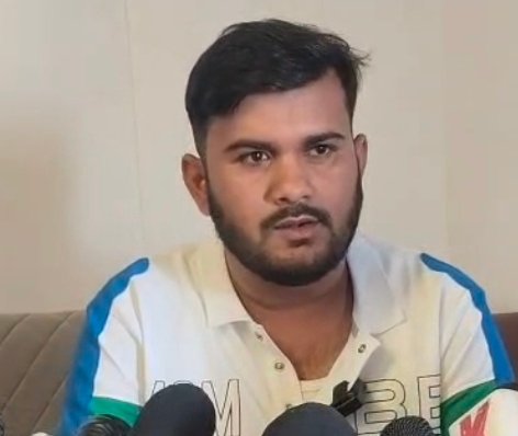 Chandauli Crime: खुशबू किन्नर बम विस्फोट कांड में आया नया मोड़: ढाई महिने बाद जमानत पर छूटे विकास सिंह ने पुलिस कार्रवाई पर उठाए सवाल, तत्कालीन थानाध्यक्ष पर लगाया फर्जी मुकदमें फंसा कर जेल भेजने का आरोप