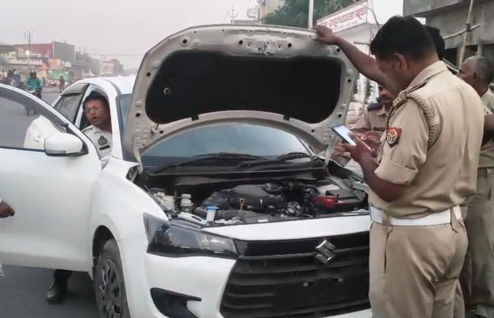 चंदौली में चेकिंग के दौरान कार सवारों ने बजाया हूटर: यातायात पुलिस ने की कार्रवाई, हुटर निकलवाते हुए कार को किया सीज