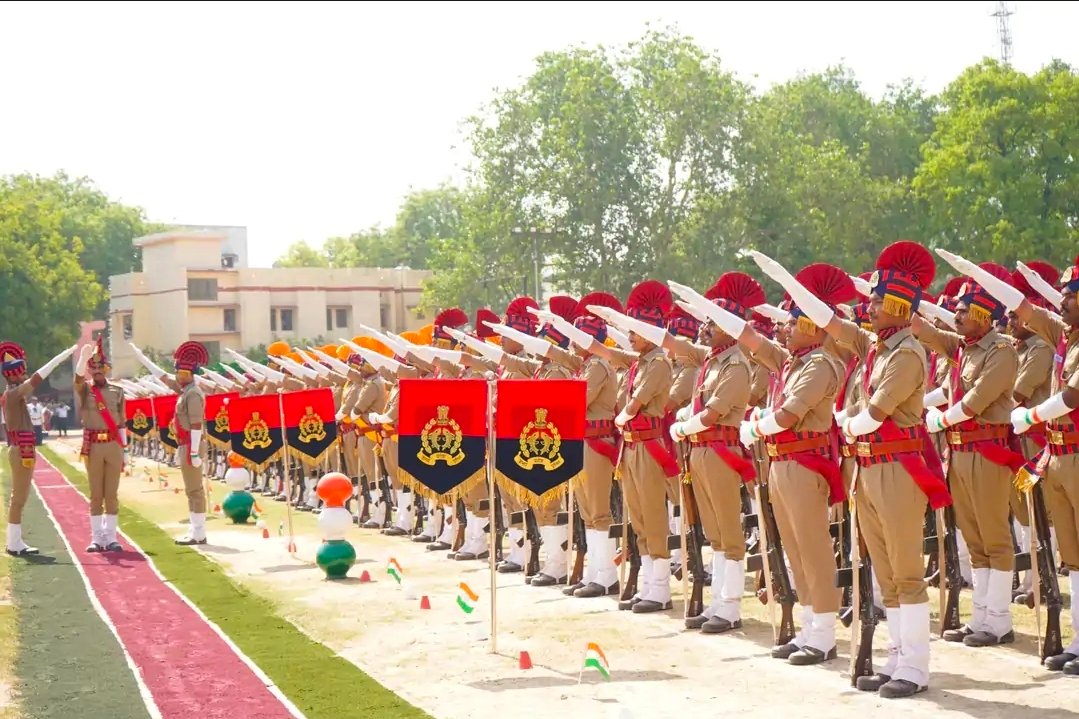 चंदौली पुलिस को मिली बड़ी मजबूती: जिले के थानों पर हुई 516 नए आरक्षियों की तैनाती. पासिंग आउट परेड के बाद मुगलसराय से लेकर नौगढ़ तक 415 पुरुष और 101 महिला आरक्षी फोर्स में हुए शामिल