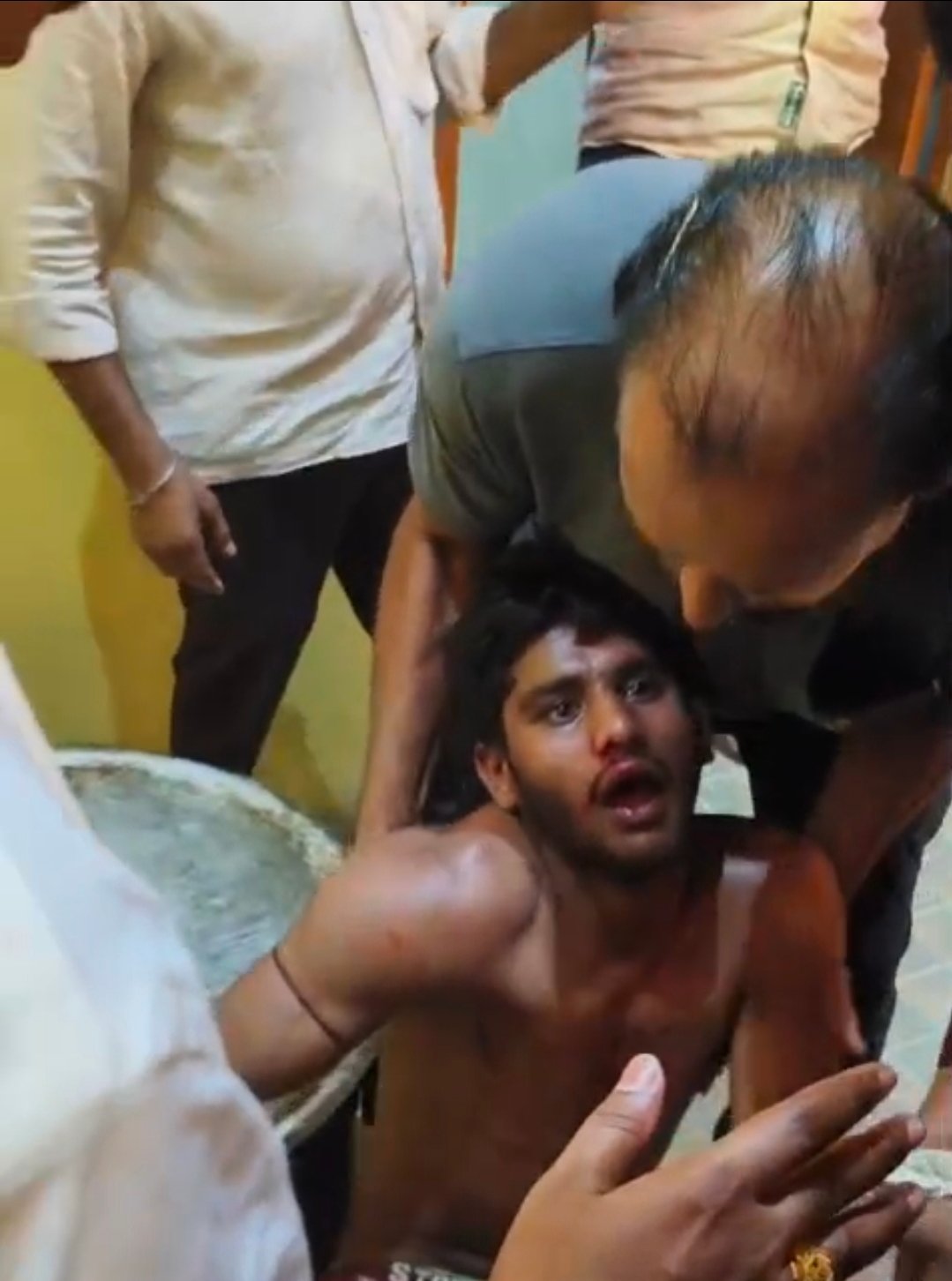 चंदौली में शादी समारोह के दौरान बेकाबू हुई भीड़: मोबाइल चोरी के शक में युवक की बेरहमी से पिटाई, सुरक्षा व्यवस्था पर उठे गंभीर सवाल!