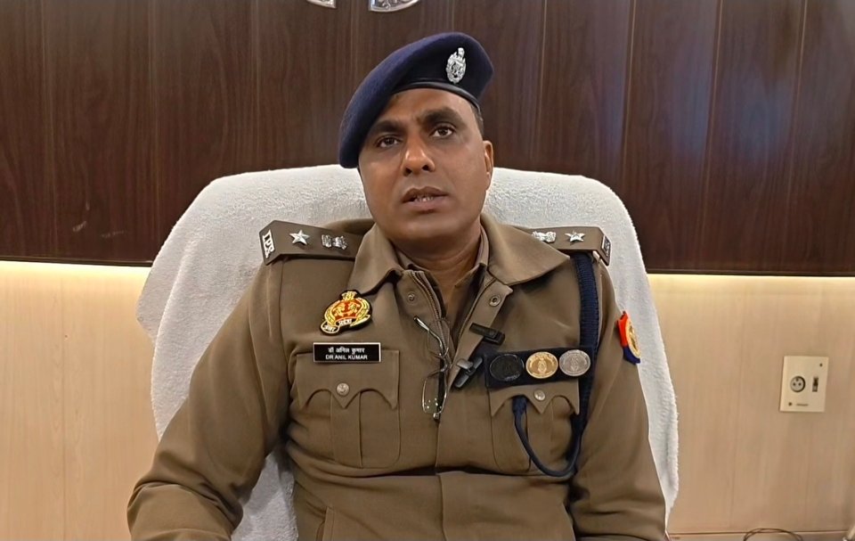 आजमगढ़ में 15 थाना प्रभारियों के कार्यक्षेत्र में बदलाव: छापेमारी के दौरान दरवाजा तोड़ने वाले थाना प्रभारी को भेजा गया मीडिया सेल