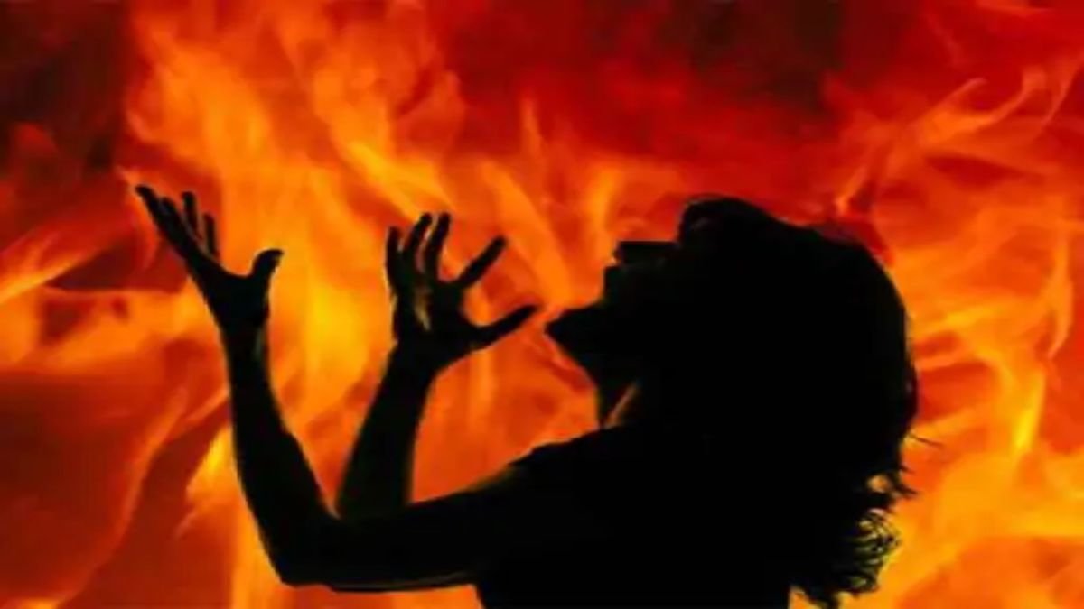 Chandauli News: आग से झुलसी महिला की निजी अस्पताल में उपचार के दौरान हुई मौत: चार दिन पहले पत्नी को देखने पहुंचे में पति हार्ट अटैक से हुईं थी मौत