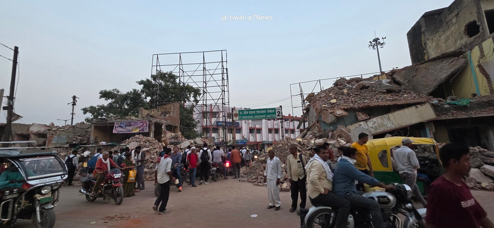 Chandauli News: 80 साल पुराने अतिक्रमण का हुआ अंत, डीडीयू जंक्शन का गेट नंबर-2 हुआ चौड़ा- पढ़ें कहां कहां हुई चौड़ीकरण कार्रवाई