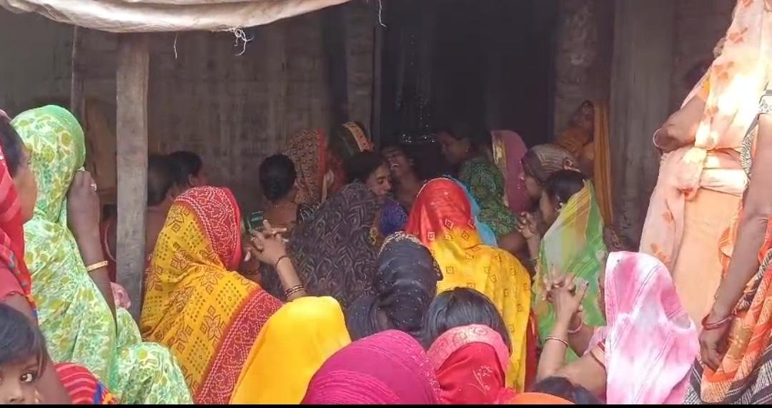 Chandauli News: चंदौली में रेलवे पटरी पार करते समय ट्रेन की चपेट में आने से मजदूर की मौत: परिजनों में मचा कोहराम