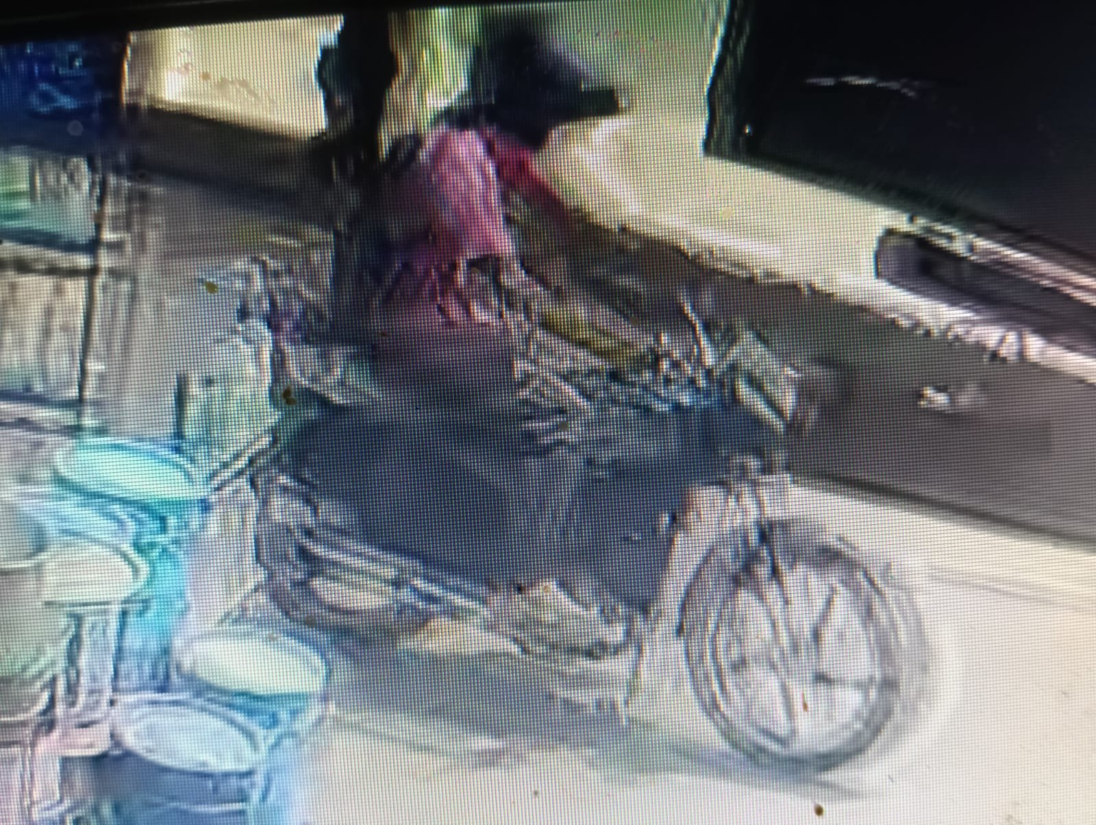 अलीनगर के पचफेड़वा में दिनदहाड़े गोदाम से बाइक उड़ा ले गया चोर: सीसीटीवी में कैद हुईं बाइक चोरी की वारदात, तहरीर लेकर 3 दिन से जांच कर रही पुलिस