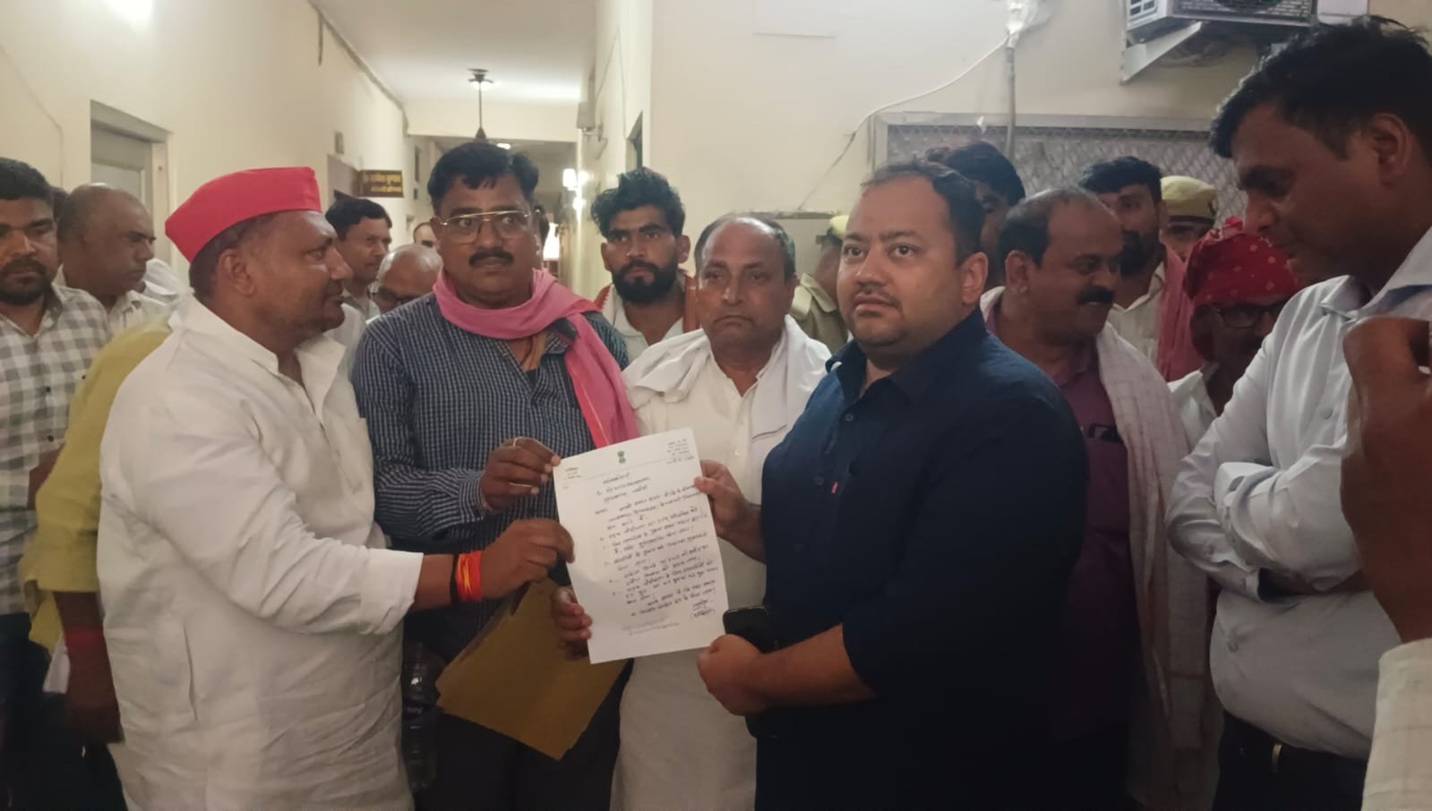 Chandauli News: मुग़लसराय में सड़क चौड़ीकरण को लेकर पीडब्ल्यूडी कार्यालय पर व्यापारियों ने दिया धरना, जानें पूर्व सांसद रामकिशुन ने क्या रखी पांच प्रमुख मांगें…….