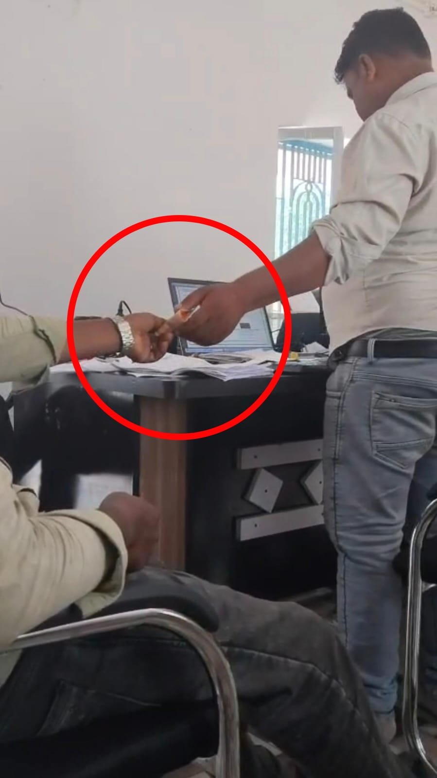 चंदौली में मृत्यु प्रमाण पत्र बनाने के नाम पर ‘उगाही’ का आरोप, 200 रुपये वसूली का वीडियो वायरल, CMO ने कहाँ- जांच के बाद होगी कार्रवाई…पढ़े P-7 न्यूज पर पूरी खबर