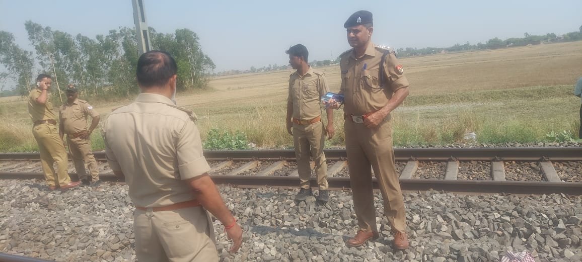 डीडीयू-ताड़ीघाट पैसेंजर ट्रेन में युवक के सिर में मारी गोली, फिर शव नीचे फेंककर फरार हुए हमलावर.सकलडीहा के पास ट्रेन धीमी होने पर बाहर कूद गए हत्यारे- पढ़े सनसनी फैला देने वाली खबर