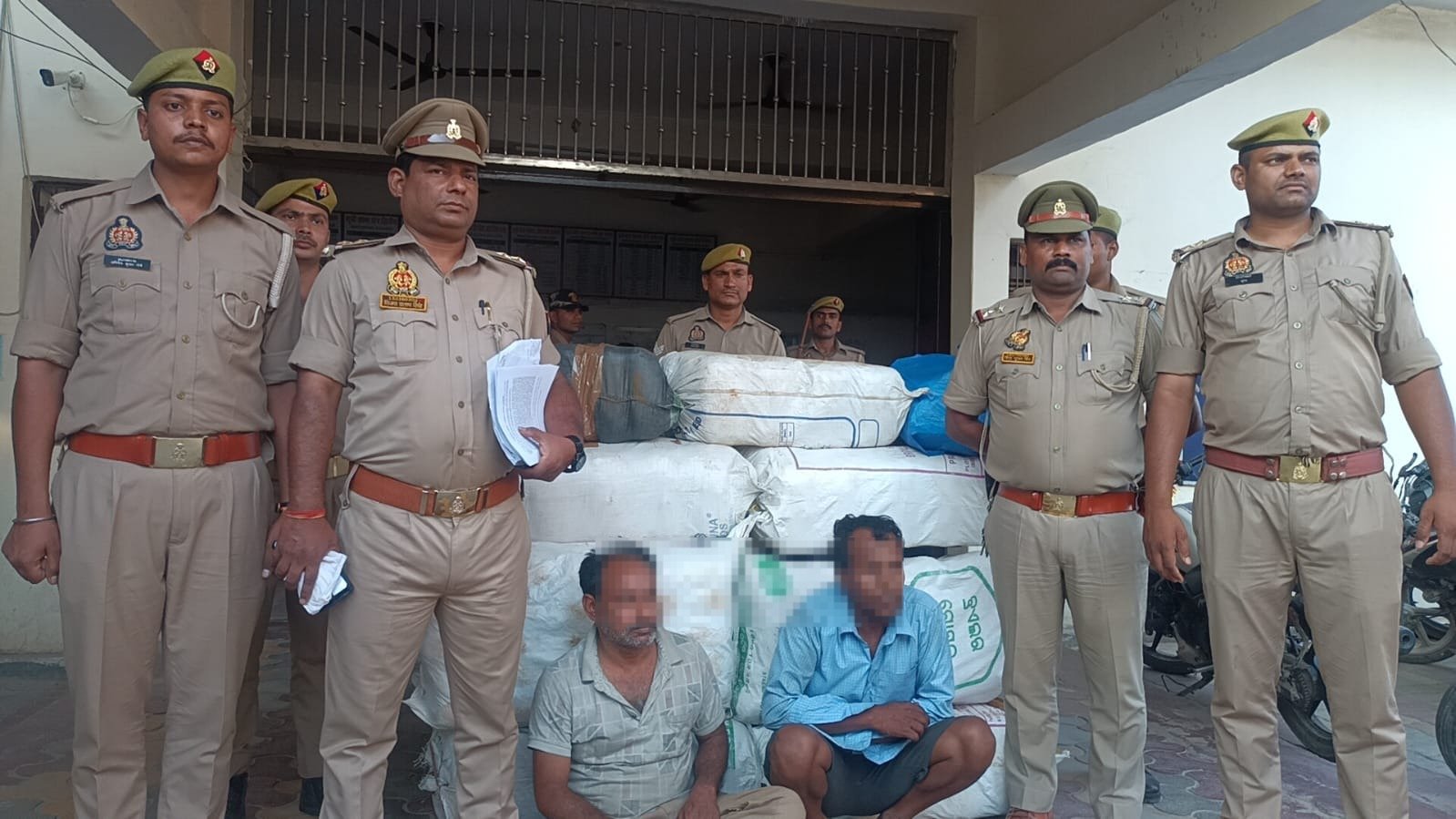 मुगलसराय कोतवाली पुलिस ने दो अंतरराज्यीय तस्कर किया गिरफ्तार: 90 लाख का गांजा बरामद, गांजे की खेप बिहार से वाराणसी ले जा रहे थे