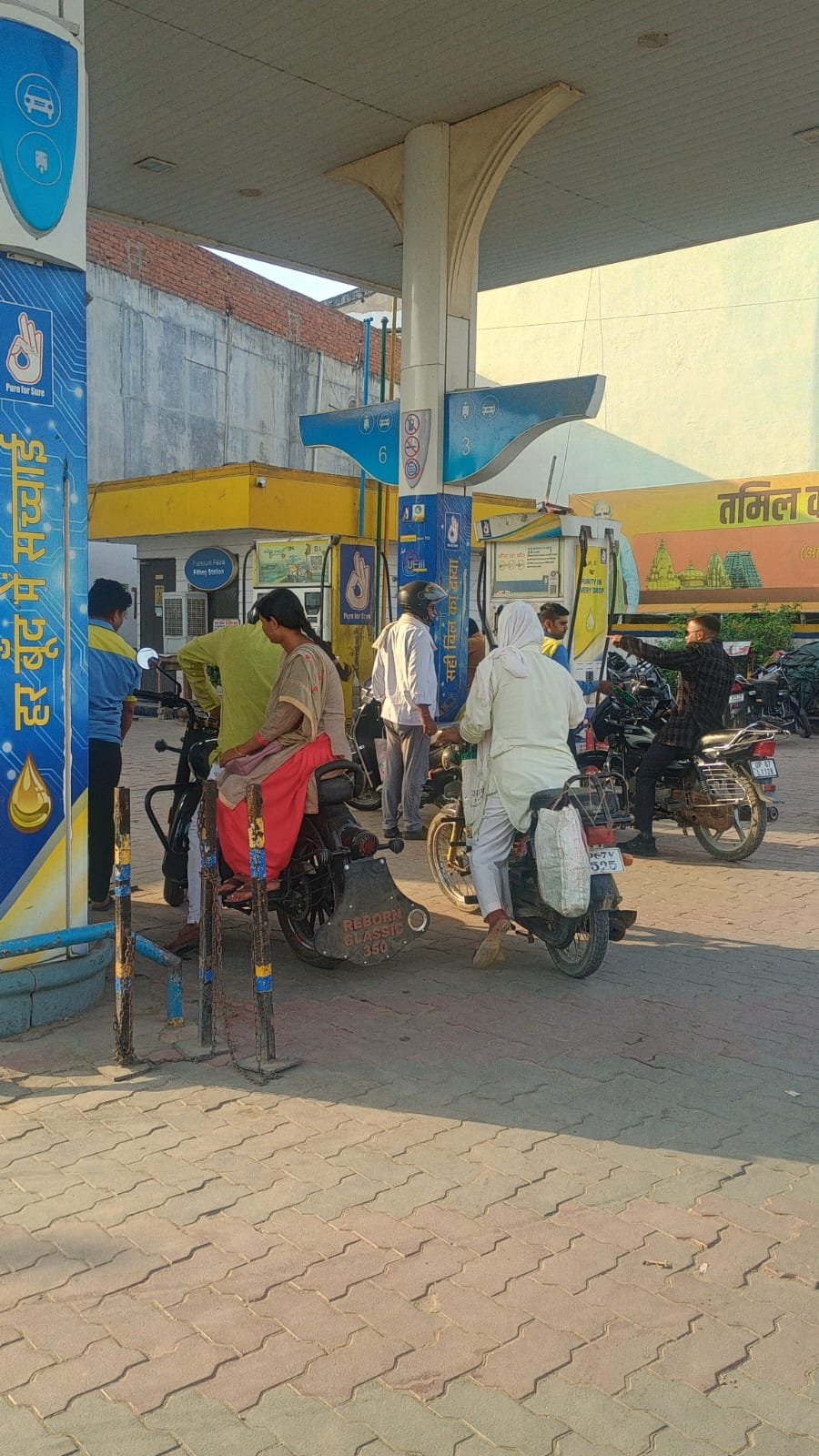 देश में बढ़े पेट्रोल-डीजल के दाम: 3-3 रुपये प्रति लीटर महंगे हुए: चंदौली में अब पेट्रोल ₹97.52 और डीजल ₹90.81 प्रति लीटर हुआ महंगा