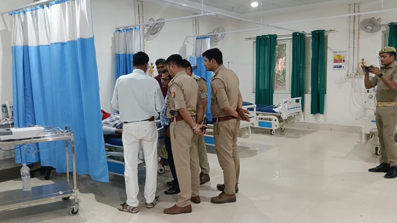 चंदौली में फिर गरजी पुलिस की गोली: ट्रकों को निशाना बनाने वाले बदमाश के पैर में लगी गोली, आरोपी जिला अस्पताल में भर्ती, महिला बनकर ट्रक चालकों को लूटते थे बदमाश