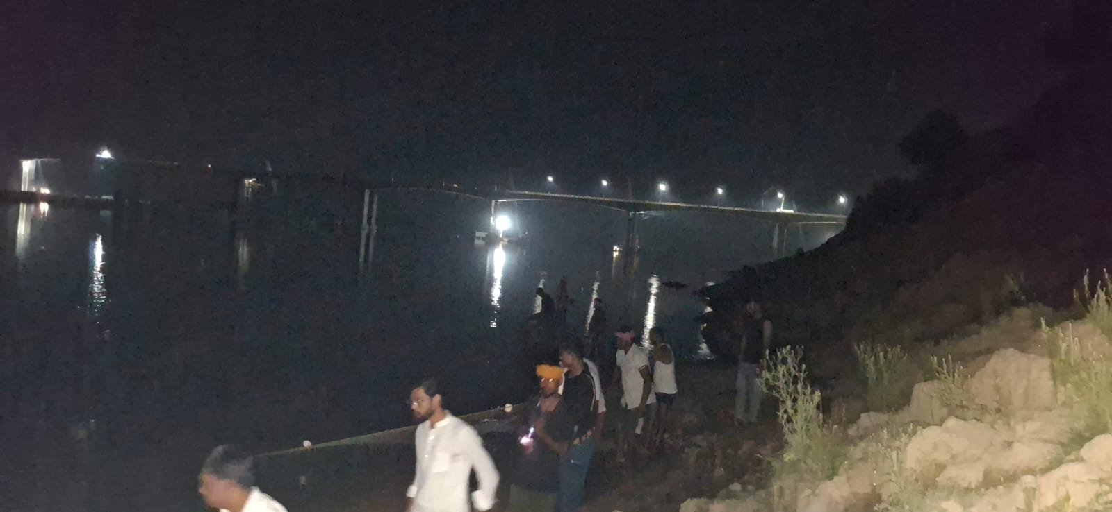 चंदौली में दोस्तों संग गंगा स्नान करने गए दो किशोर डूबे, एक को दोस्तों ने बचाया: दूसरे का शव चार घंटे बाद बरामद, परिजनों में मचा कोहराम