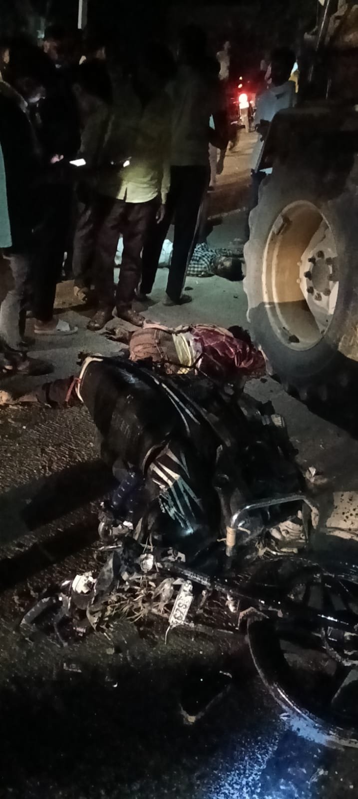 चंदौली में मोटरसाइकिल सवार ट्रैक्टर-ट्राली से भिड़े: दोनों बाइक सवारों की मौत: अपने साथी संग चहनियाँ बाजार से लौट रहें थे श्रीराम, घर पहुंचने से पहले जान गई