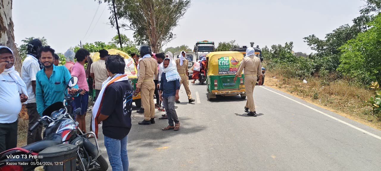 Chandauli News: चंदौली-चकिया मार्ग पर अनियंत्रित ऑटो पेड़ से टकराई: हादसे में एक युवक की मौके पर मौत, वृद्ध घायल, घर में मचा कोहराम