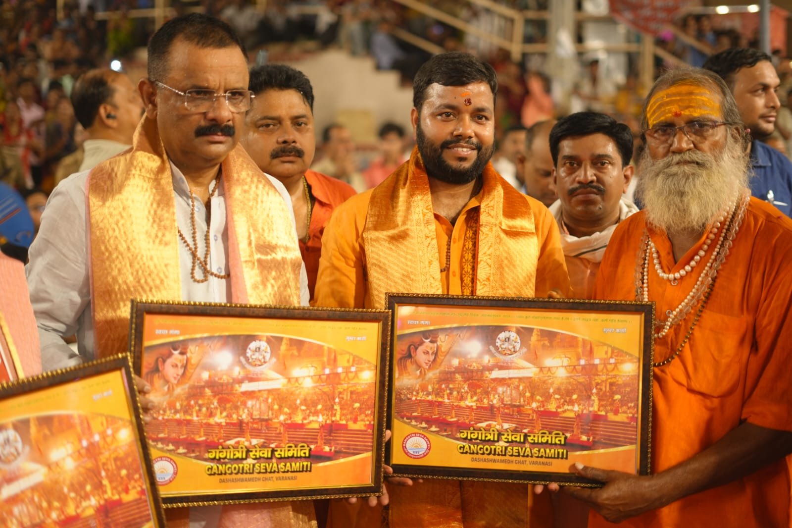 गंगा दशहरा पर काशी में उतरी आस्था की अनुपम छटा, दशाश्वमेध घाट की दिव्य आरती में उमड़ा जनसैलाब