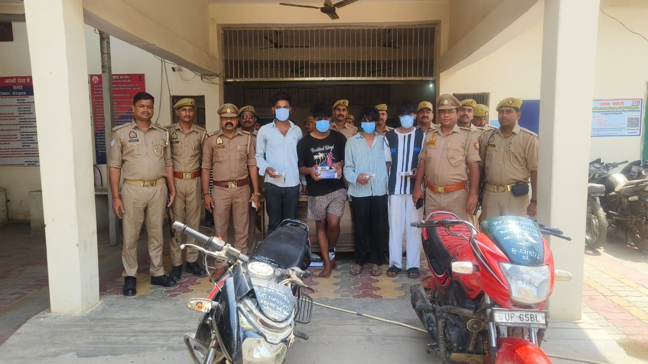 Chandauli News: गर्लफ्रेंड को iPhone और लग्जरी शौक पूरे करने के लिए छात्र बने लुटेरे, चंदौली पुलिस ने खोला 1.34 लाख की लूट का राज P-7 न्यूज पर पढ़े पूरी खबर